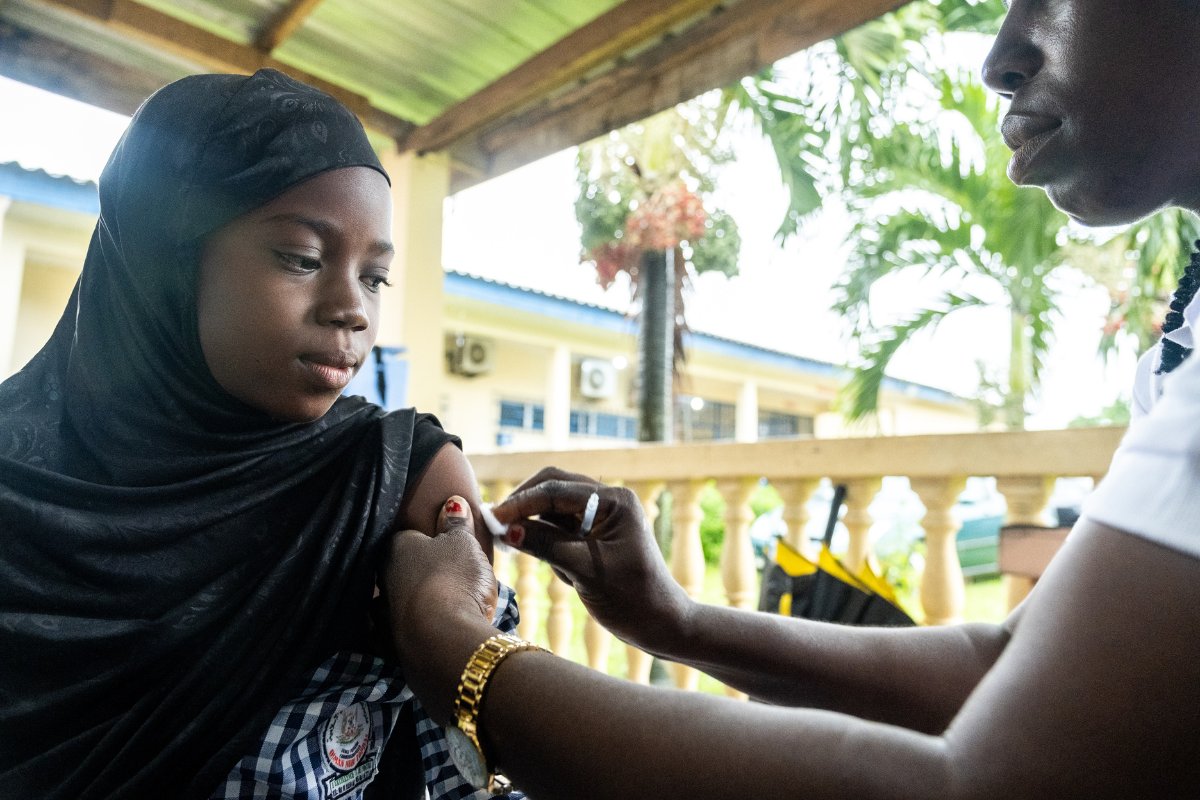 🌍✨ Celebrate #WorldImmunizationWeek with HAPPI Consortium! 🎉 Supported by @gatesfoundation, we're accelerating #HPV vaccination, fighting #cervicalcancer one shot at a time. jsi.com/project/hpv-va… Photo credit: Gates Archive/Ricci Shryock #HappiConsortium #WIW2024