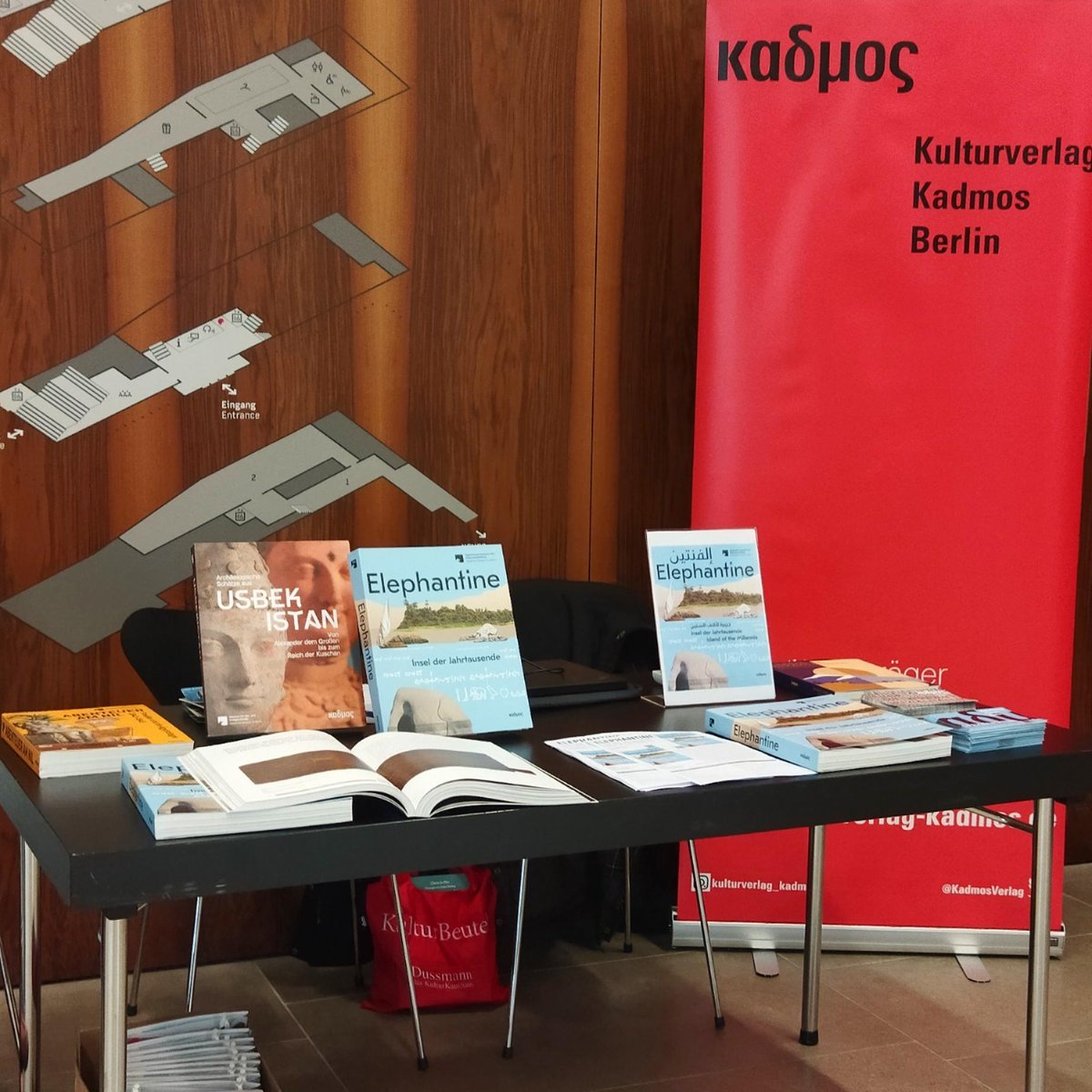 Letzte Woche wurde feierlich die #Ausstellung »Elephantine. Insel der Jahrtausende« im Neuen Museum und in der James-Simon-Galerie auf der Berliner #Museumsinsel eröffnet. Unser Katalog dazu war - ganz druckfrisch - natürlich mit dabei!
kulturverlag-kadmos.de/programm/detai…