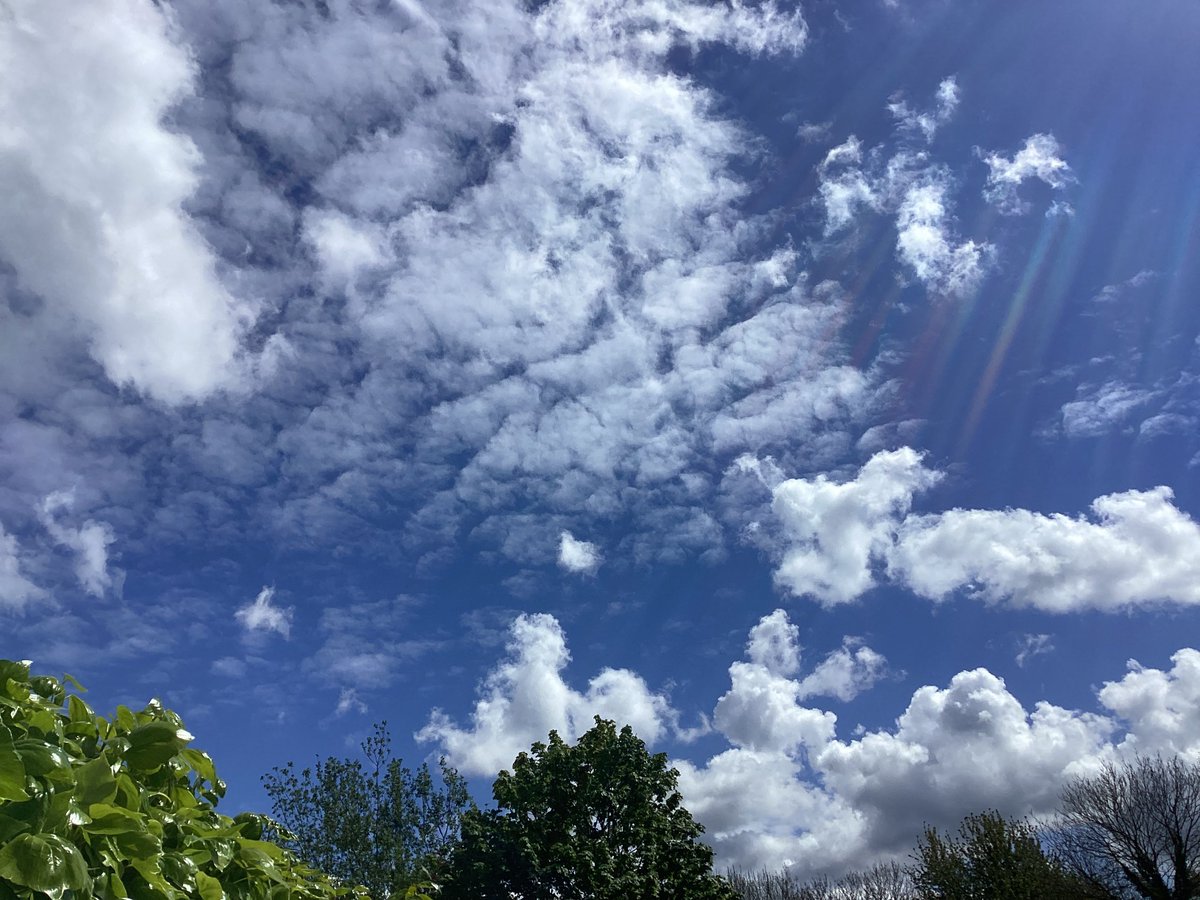 Looking up this afternoon. #LookUp #keston #kent @CloudAppSoc @StormHour @bbcweather @itvweather @SallyWeather @ChrisPage90