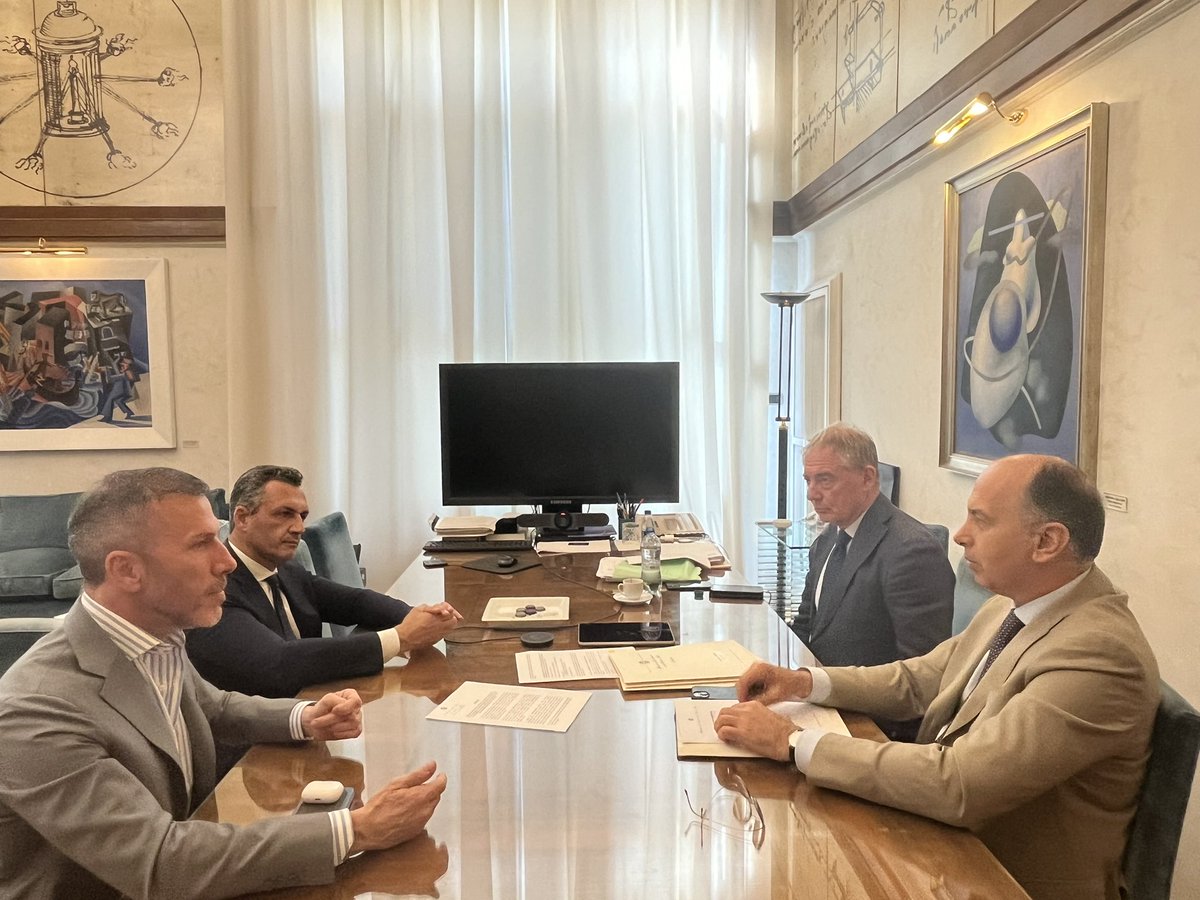 Il ministro @adolfo_urso ha incontrato a Palazzo Piacentini @PietroLabriola e Eugenio Santagata, rispettivamente AD e Chief Public Affairs di @TIM_Official, per un aggiornamento sulle strategie aziendali e sulle vertenze occupazionali dei call center.