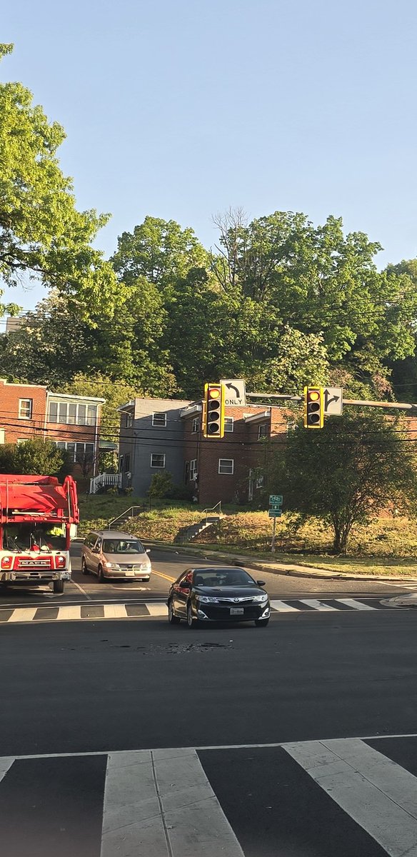 oucmecalling311's tweet photo. Suitland Parkway @ Stanton Road SE is littered with debris from vehicles crashes at that intersection. Please have someone clean it up @DDOTDC @DCDPW @311DCgov @usparkpolicepio https://t.co/nOPdkLJU3U