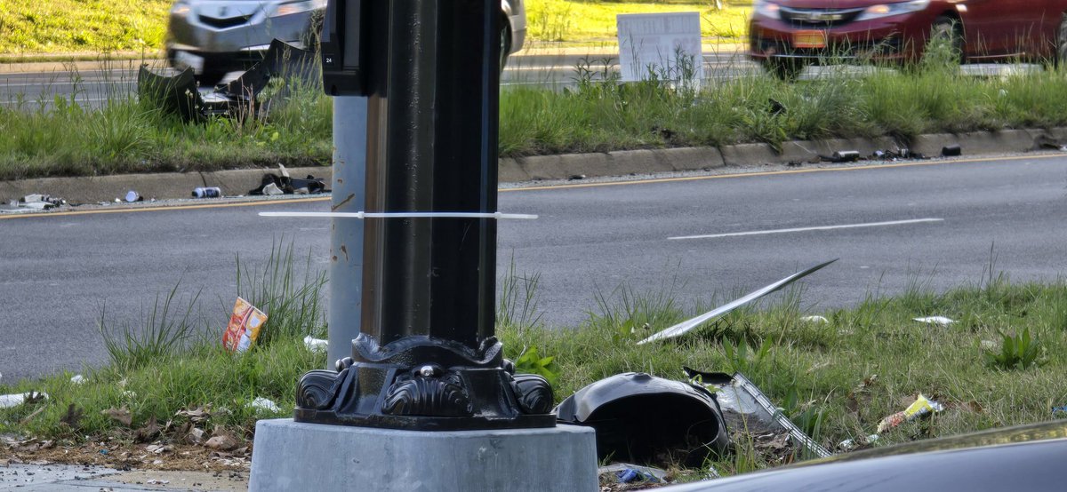 oucmecalling311's tweet photo. Suitland Parkway @ Stanton Road SE is littered with debris from vehicles crashes at that intersection. Please have someone clean it up @DDOTDC @DCDPW @311DCgov @usparkpolicepio https://t.co/nOPdkLJU3U
