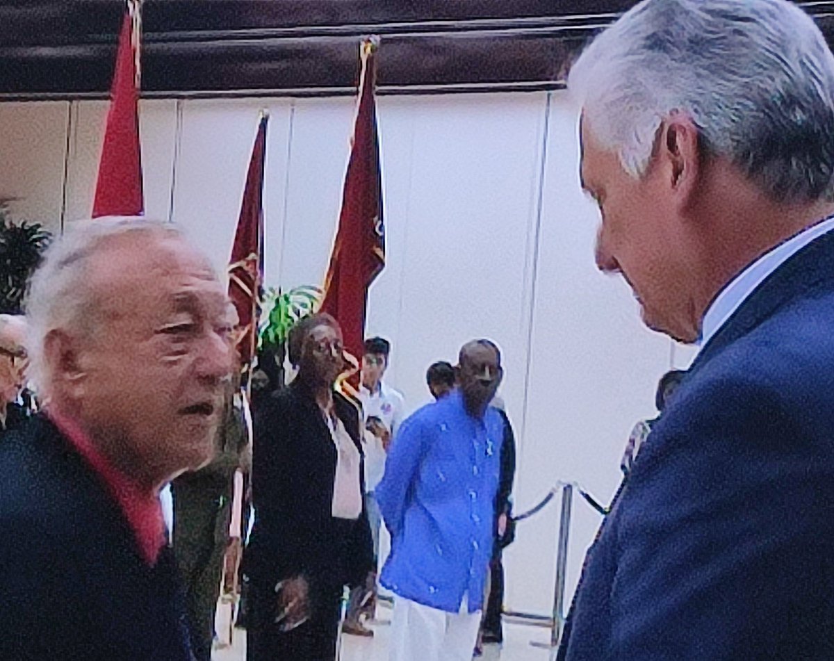 Desde #Cabaiguán deseamos Felicidades a Antonio Muñoz y el el Dr. Cs. Iván Román, quienes recibieron el Título Honorífico de Héroes del Trabajo de la República de Cuba, de manos de Miguel Díaz-Canel Bermúdez.
#SanctiSpírirusEnMarcha 
<a href="/CubaMined/">MINED</a>