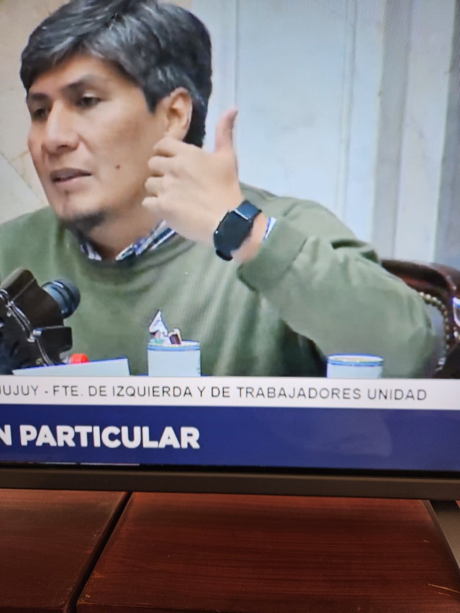 El diputado indígena de la izquierda tiene un Apple watch? Se auto-colonizó