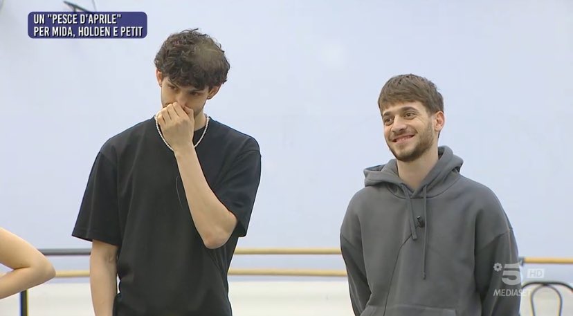 ad uno buttano merda all’altro non lo nominano per la finale 
semplicemente gli orchi ragazzi 

#amici23