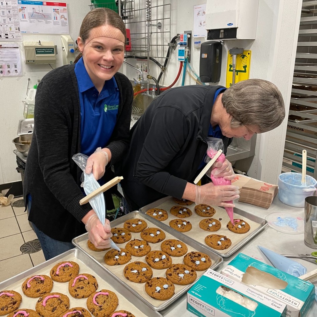 5CountiesKids's tweet image. #SmileCookie campaign happens this week @timhortons #Colborne + #Cobourg in support of our kids! All proceeds from every smile 🍪cookie sold supports kids' treatment services #northumberland. TY volunteers like Jennifer + Sandra for joining our CEO Scott + serving up a smile!