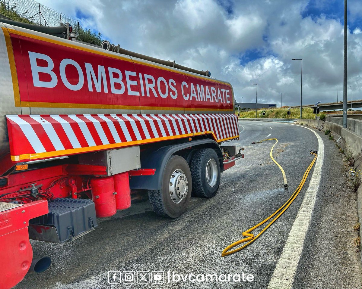 Para que tenha uma viagem em segurança, os nossos Bombeiros procedem à lavagem de pavimento devido a derrame de terras no IC17 sentido Ponte Vasco da Gama. #EstamosAqui por si 😉