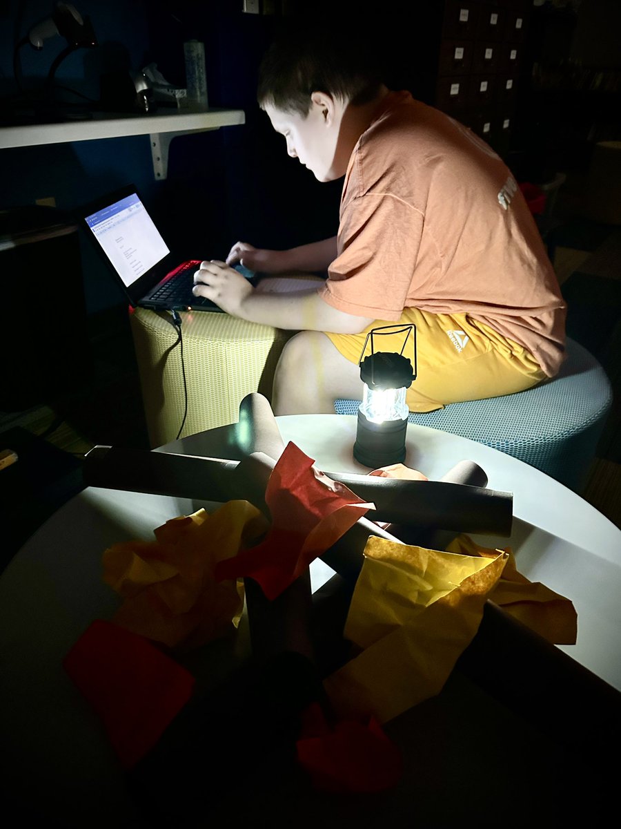 readingwithdahl's tweet image. The best way to write a persuasive letter is by the light of a campfire 🔥@technologyjenp 

#wcsflight #campreadalot