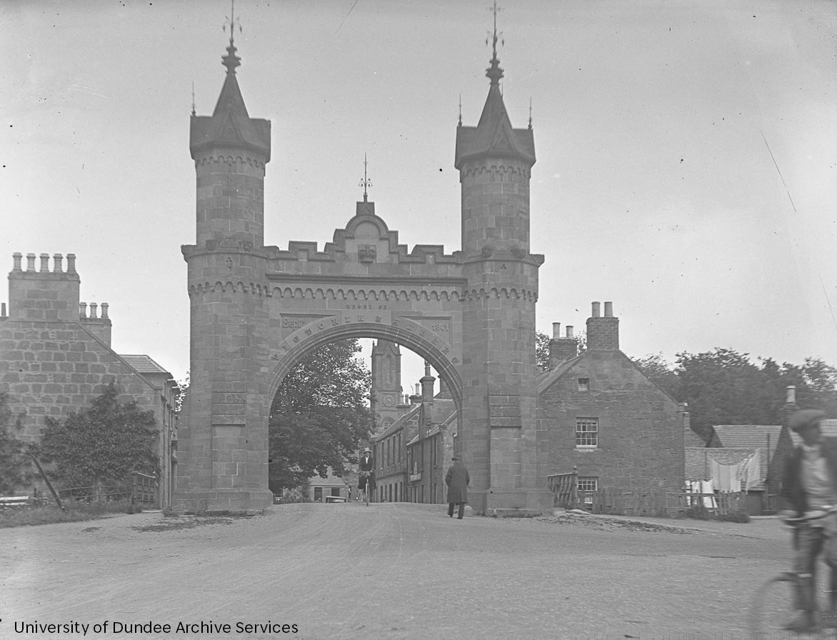#WaybackWednesday The Royal Arch in Fettercairn photographed in 1922 #Archives #DundeeUniCulture