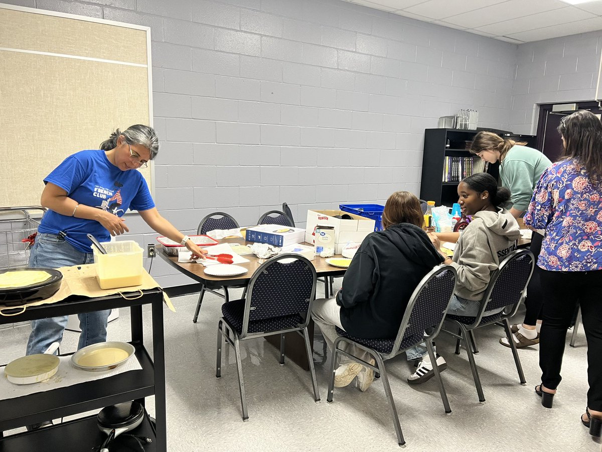 Thank you French Honor Society for treating our department to a crepe breakfast! 🇫🇷
