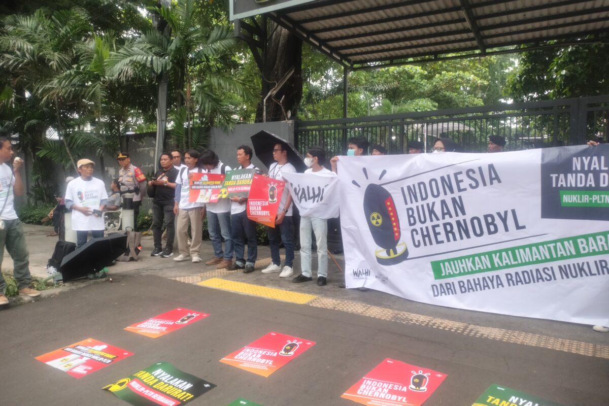 Tragedi nuklir Chernobyl juga memporak-porandakan kehidupan di Ukraina yang mengakibatkan 7 juta orang menderita belum lagi keanekaragaman hayati yang lain seperti satwa dan tumbuhan. Pripyat, lokasi PLTN itu jadi kota mati. mongabay.co.id/2024/04/29/tol…