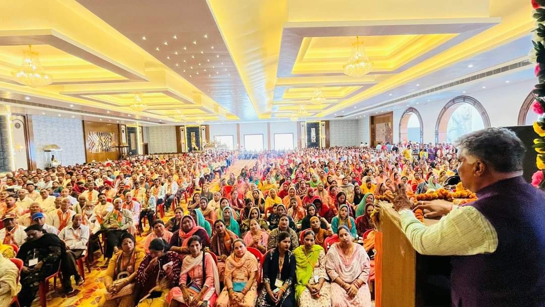 DrRajeevBJP's tweet photo. भारतीय जनता पार्टी में हर वर्ग व हर स्तर के लिए एक विशेष रचना है जिसका सबसे बडा उदाहरण “पन्ना प्रमुख" हैं।

इंदौरा मैदान में आज “पन्ना प्रमुख सम्मेलन” में कार्यकर्ताओं व जनमानस के बीच उपस्थित होकर विकसित “कांगडा-चम्बा” की गाथा रचने में जनता-जनार्दन का मत भाजपा के कमल निशान के पक्ष में करवाने हेतु घर-द्वार जाकर जनसंपर्क करने का आग्रह किया।
 #AbkiBaar400Paar
