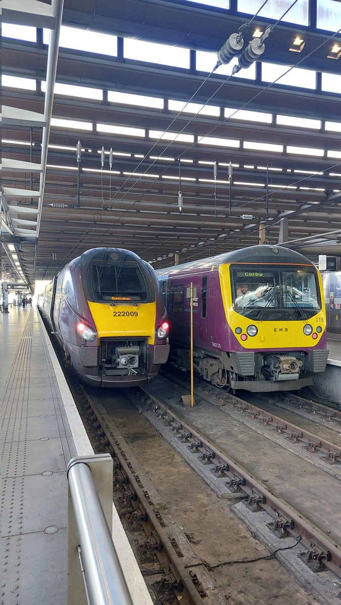 Upon arrival at #StPancras this morning, big wave to the happy chappie who was in the cab of @EMR 360119 👋😁