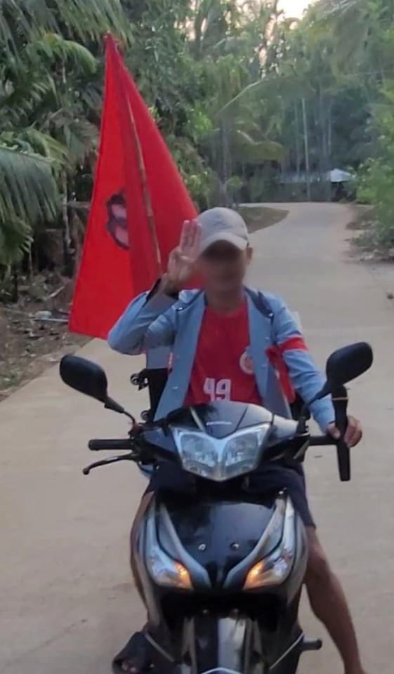 The comrade of Democracy Movement Strike Committee-Dawei staged a solo protest to oust the #MilitaryDictatorship at somewhere of #LaungLone Twp on Apr30.

#AgainstConscriptionLaw    
#2024Apr30Coup      
#WhatsHappeningInMyanmar