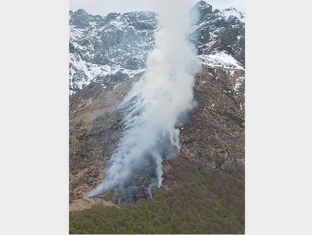 Fiamme in Valgrande, Canadair in azione dlvr.it/T6DDBc