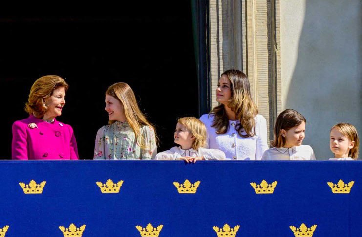 🎂Celebration of King #CarlGustaf 78th birthday at the #RoyalPalace in #Stockholm. As is customary, the Swedish ruler was honored with a military #ceremony in the courtyard of the Royal Palace. And, of course, there was the balcony appearance of the #royalfamily #Sweden #King