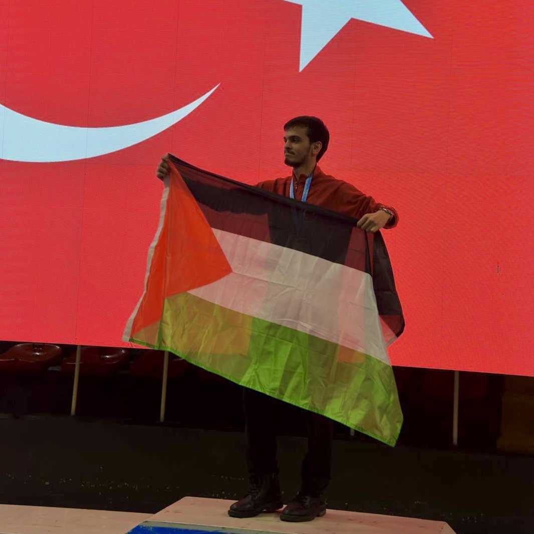 Dünya Kung Fu şampiyonu olan Necmettin Erbakan Akyüz, 
madalya töreninde Filistin bayrağı açıp dabka dansı yaptığı için 
şampiyonluğu iptal edildi.

Necmettin kardeşimizin umrunda mı?
Tabi ki hayır!

Zalimlere boyun eğmediğin için tekrar tebrikler Necmettin!
#NecmettinErbakan