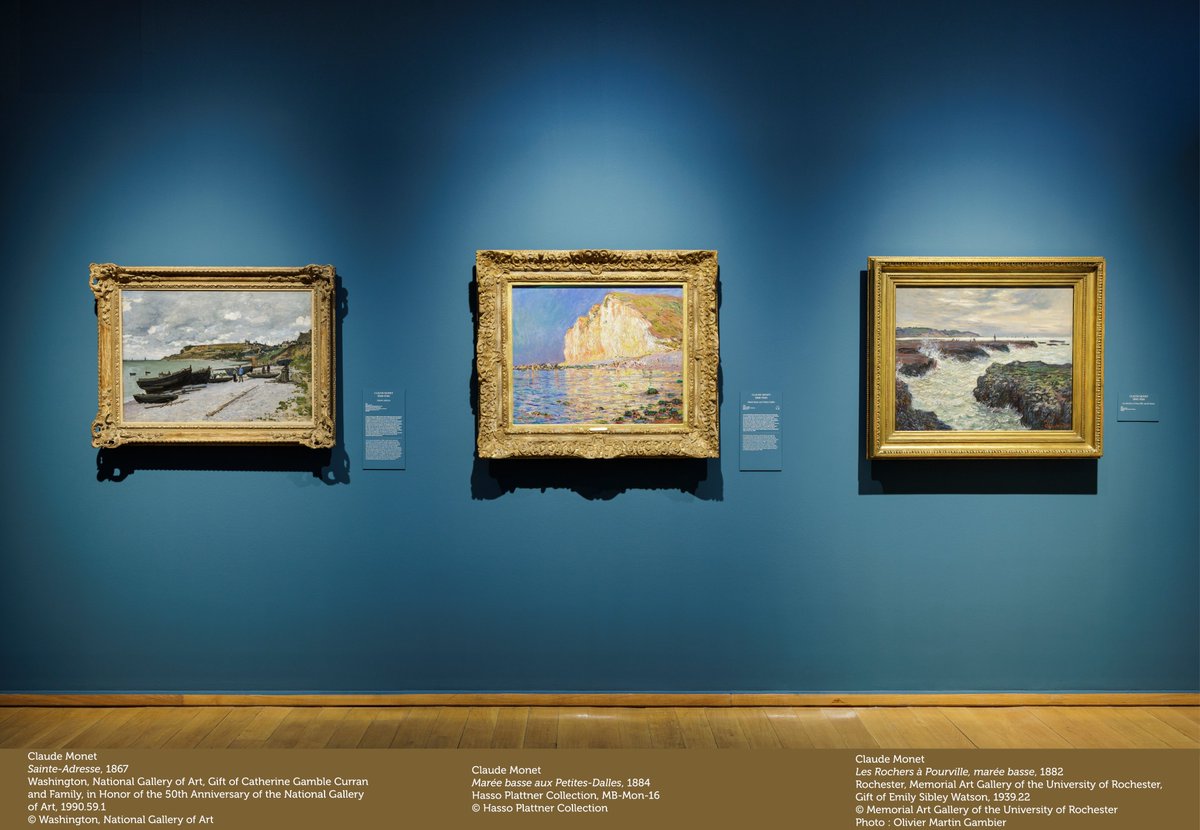 #ExpoImpressionnismeMer | Ces trois œuvres de #ClaudeMonet illustrent le génie du #peintre à traduire la délicatesse de la lumière, des couleurs grises sur la grève de Sainte-Adresse, en passant par le reflet du soleil sur la mer, jusque sur les rochers d’une tempête à Pourville.