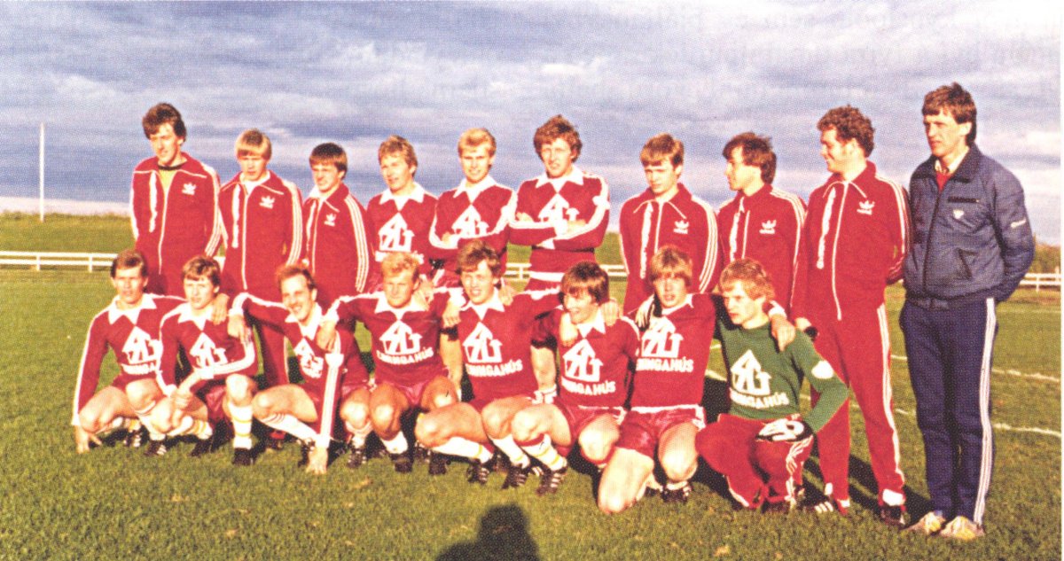 orriyrar's tweet image. Árið er 1981 ...Vínrauð treyja með félagsmerkið á vinstri ermi, vínrauðarbuxur og hvítir sokkar 😍búningastjóri og stílisti Selfoss 2024 take note! ....#Selfossmyndin #Selfoss #fotbolti #UMFSelfoss #SelfossFC