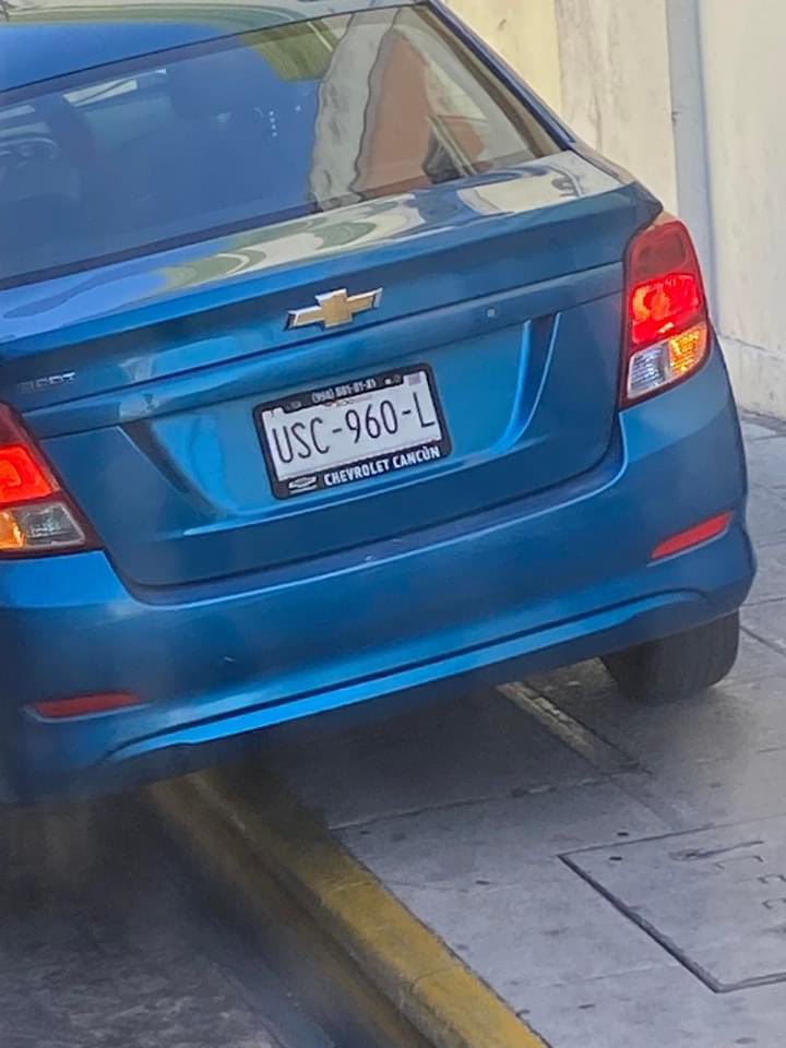 unpelanamas's tweet photo. Esta gente que esta llegando a vivir a Mérida no tienen el mismo respeto y civilidad que los yucatecos tenemos por el espacio público, vienen huyendo de sus infiernos y traen con ellos sus mañas y malas costumbres; este animal estaciono en un lugar prohibido y sobre la escarpa. https://t.co/38ufCQ99rm