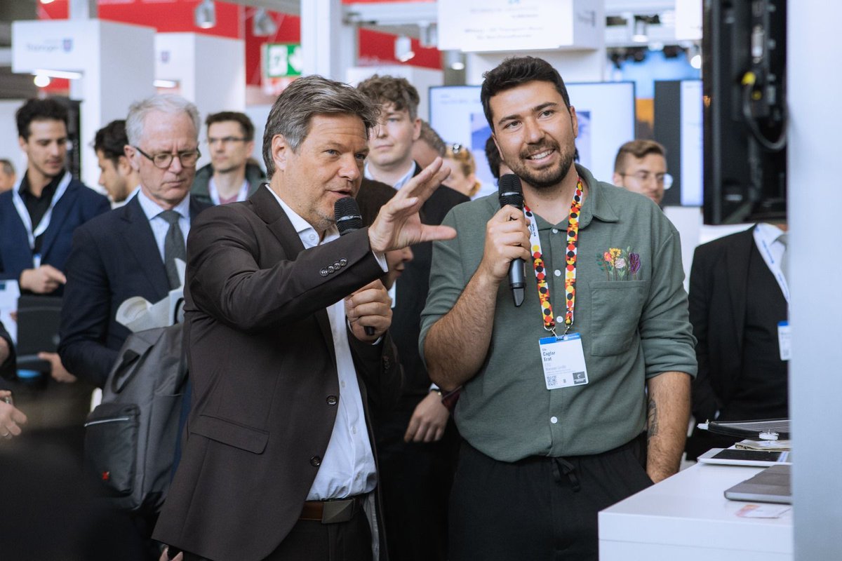 Exciting #SET100 news! Werover, a 2022 alumnus, recently showcased its sustainable renewable energy assets alongside Germany’s Robert Habeck at Hannover Messe. CTO Çağlar Erat discussed innovative products for a greener future. Kudos to Werover! #GreenTech #Renewables #SET100