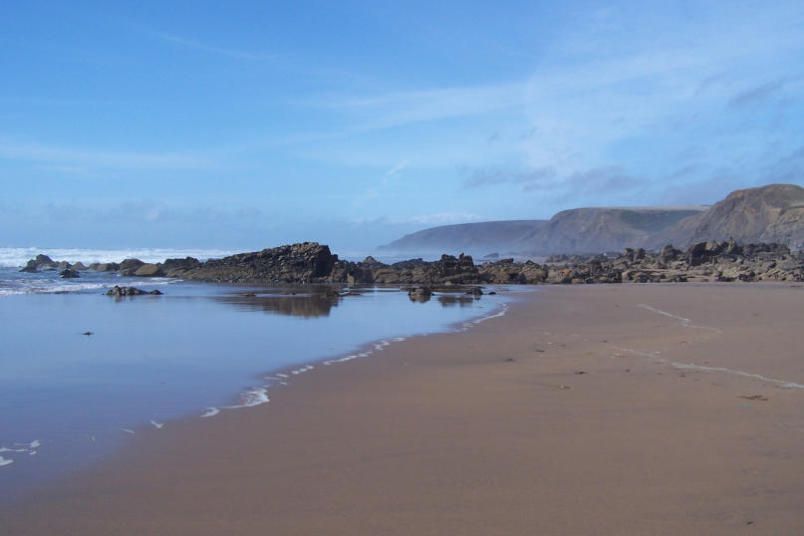 🌊 West Point in Bude! 🏡 Immerse yourself in the beauty of nature as you explore the nearby beaches and enjoy leisurely coastal walks during your stay. thebandbdirectory.co.uk/14864 #Bude #Cornwall #CharmingAccommodation #SeasideRetreat #WarmWelcome #Family #Coast #Beach #DaysOut