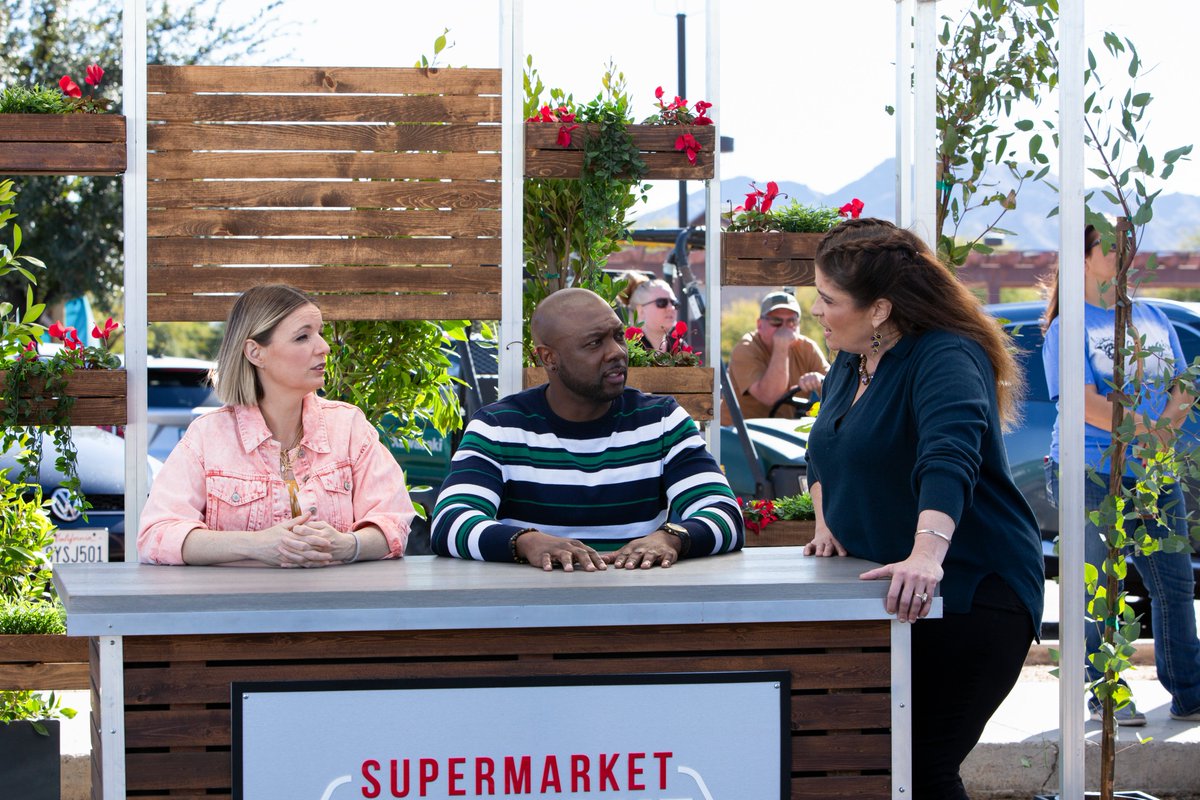 🛒 Welcome back to the parking lot! 🛒 @guarnaschelli is joined by @EddieJackson + @ChefDPhillips on the season premiere of #SupermarketStakeout! RT if you’re watching with us!