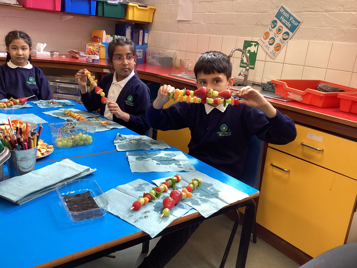 We had an awesome time making fruit kebabs in Eco club yesterday, adding our own school grown mint added a lovely touch. We talked about the importance of adding fruit into our diet too. 🍓🍓🍊🍌🥭
@EcoSchools @EcoSchoolsLCC