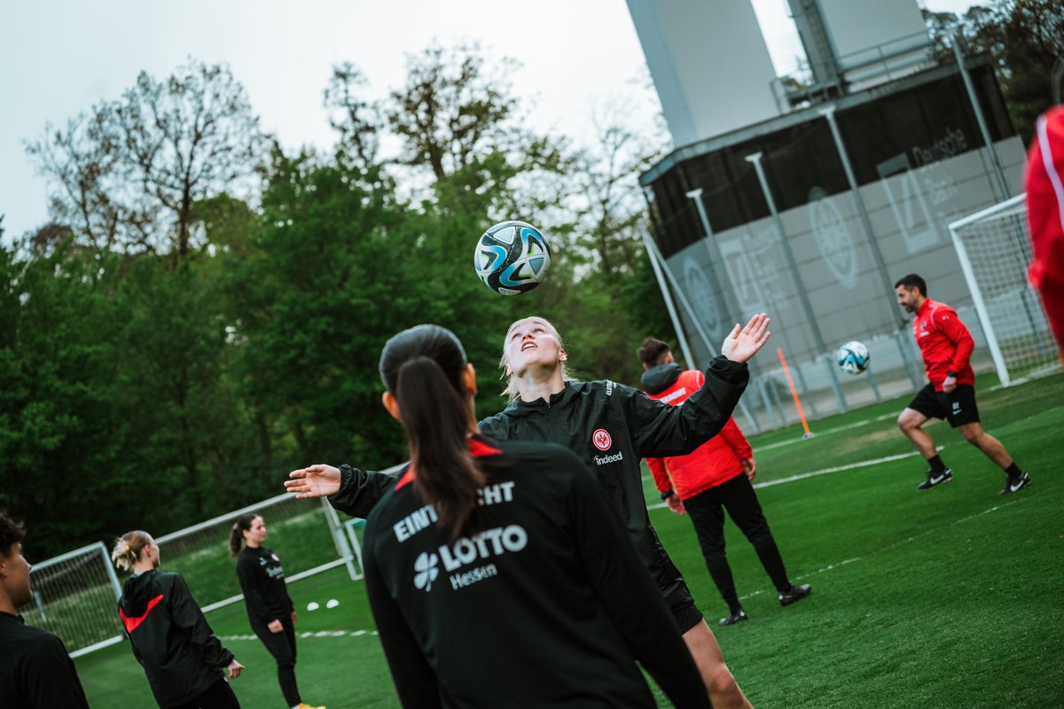 Wir wünschen euch allen einen entspannten Feiertag! 🤹‍♀️✌️ #SGE #EintrachtFrauen