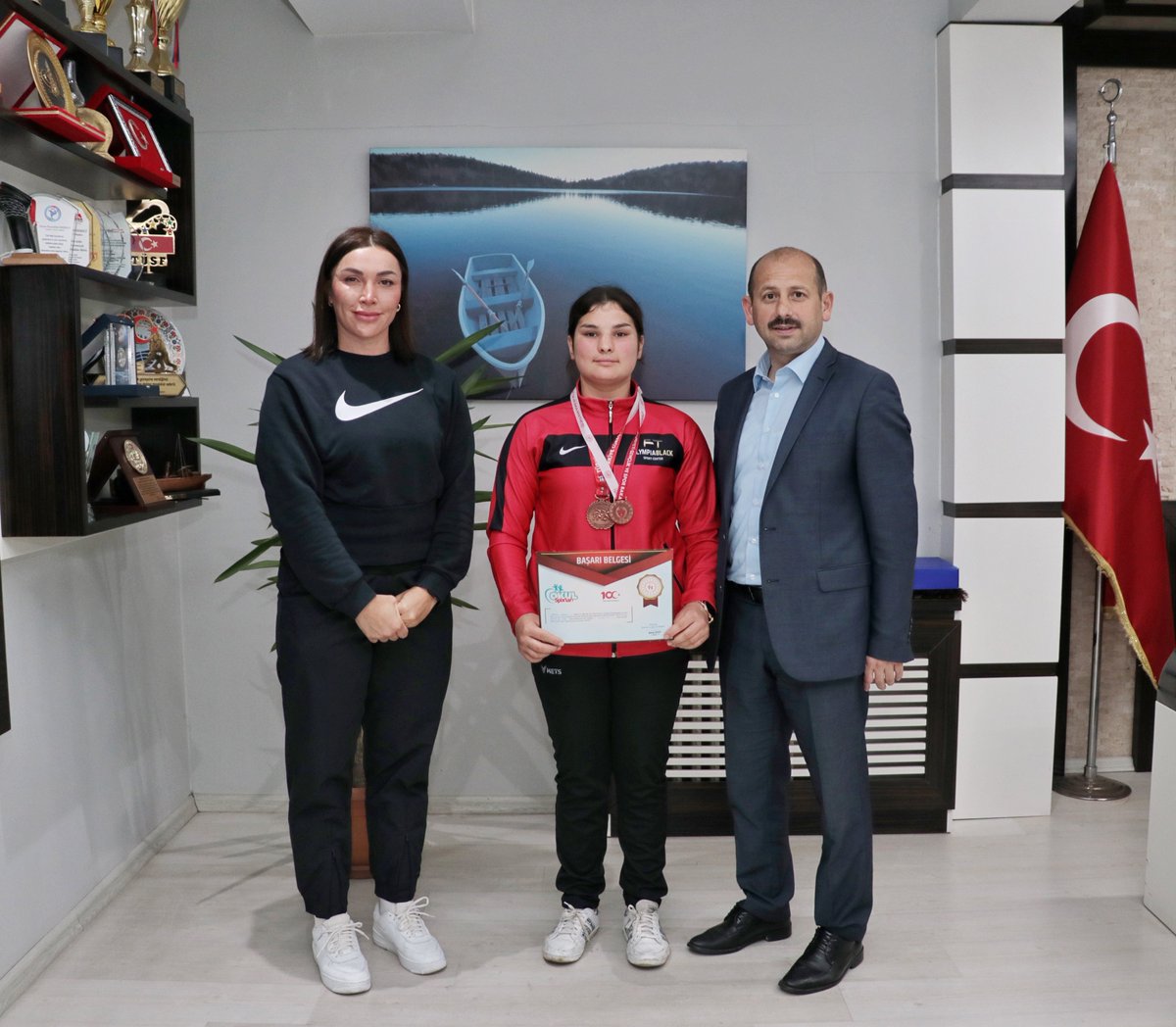 İl Müdürümüz Feyzullah Dereci, Afyon’da düzenlenen Güreş U20 Genç Kadınlar Türkiye Şampiyonası ve Tekirdağ’da düzenlenen Okul Sporları Genç Kızlar A Türkiye Şampiyonasında 72 kg Türkiye üçüncülüğü 🥉 alan Güler Yağmur Türkoğlu’nu ve Antrenör Demet Yıldız’ı tebrik etti.