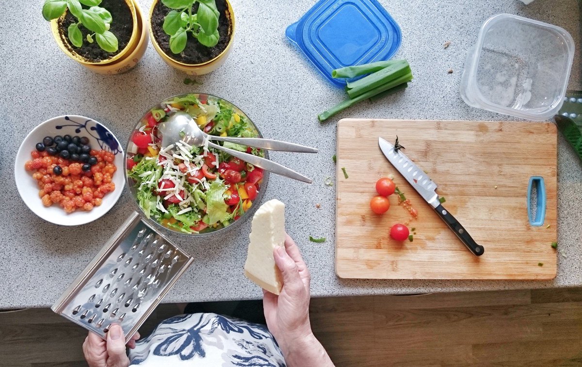 Hello amis streameurs et vidéastes ! 

Je prépare mon setup pour mes futurs lives cuisine et je cherche une webcam pour pouvoir filmer en plongée la découpe et prépa des ingrédients. (donc avec une bonne définition tout de même)

Avez-vous des conseils ? 

Merci d'avance !