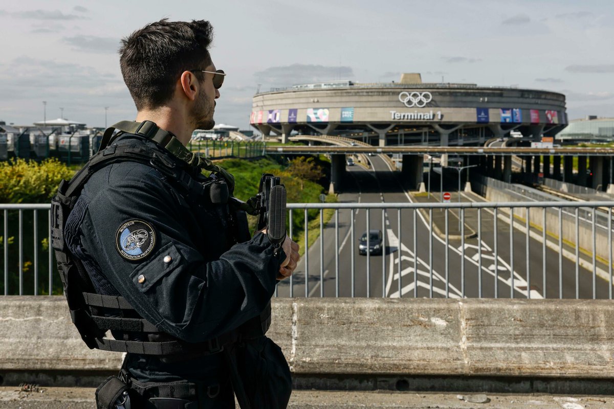 JO 2024 : sécurité, contrôles, délégations… 3 ministres à l’aéroport de Roissy pour verrouiller le dispositif ➡️ l.leparisien.fr/fr3V