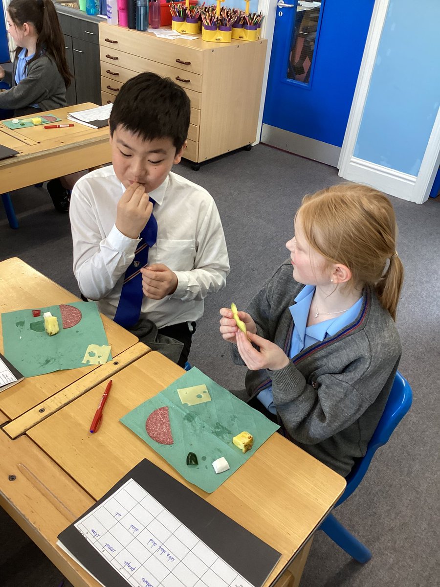 Year 5 were tasting global foods this afternoon in DT!🍍 🥥 🧀 🥭 🌶️