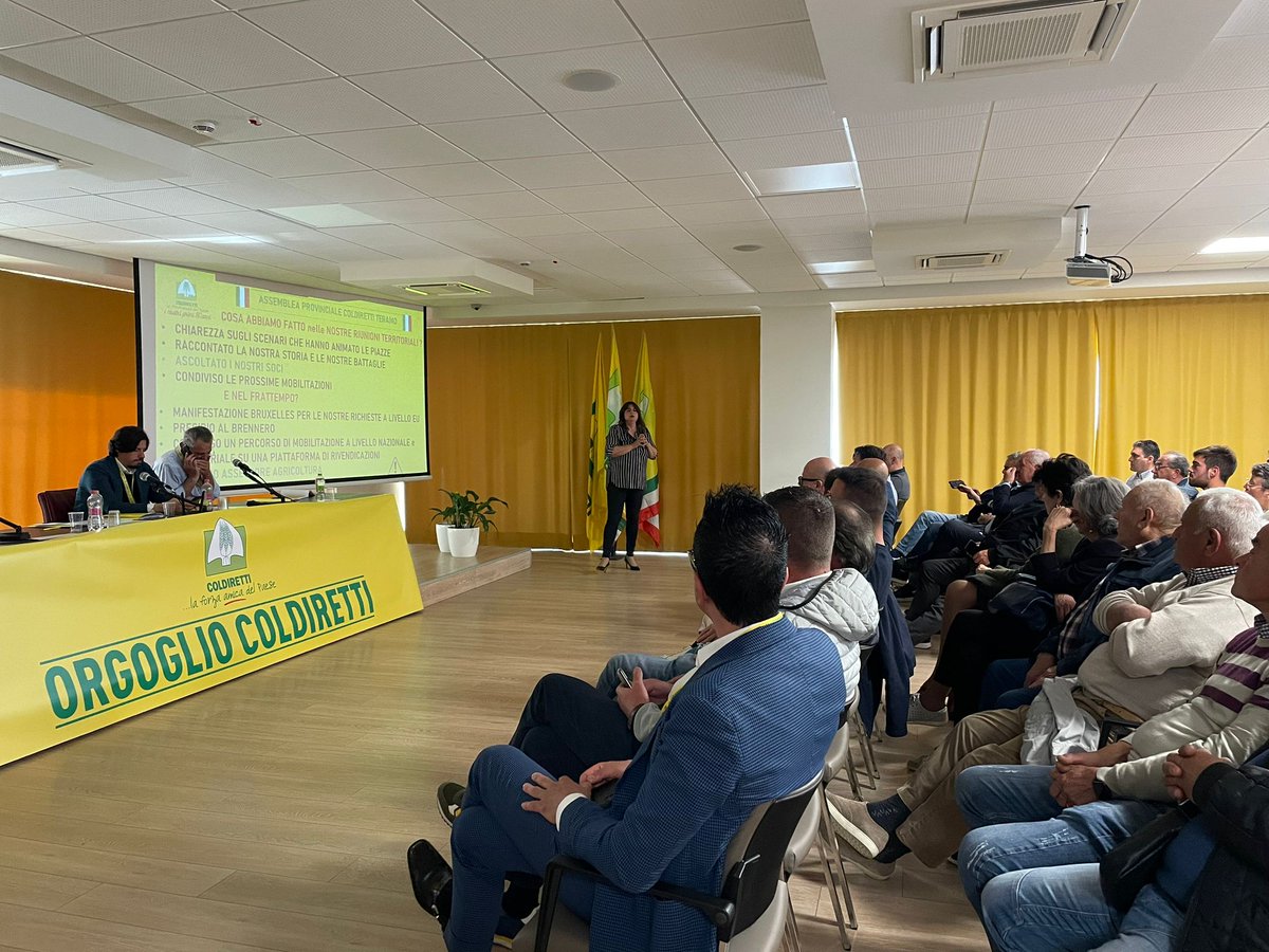 coldirettiab's tweet photo. Assemblea provinciale di #Coldiretti #Teramo a Mosciano Sant'Angelo. @coldiretti @ColdirettiG #nofakeinitaly #orgogliocoldiretti #coldiretti80 https://t.co/wUWRY7nT0J