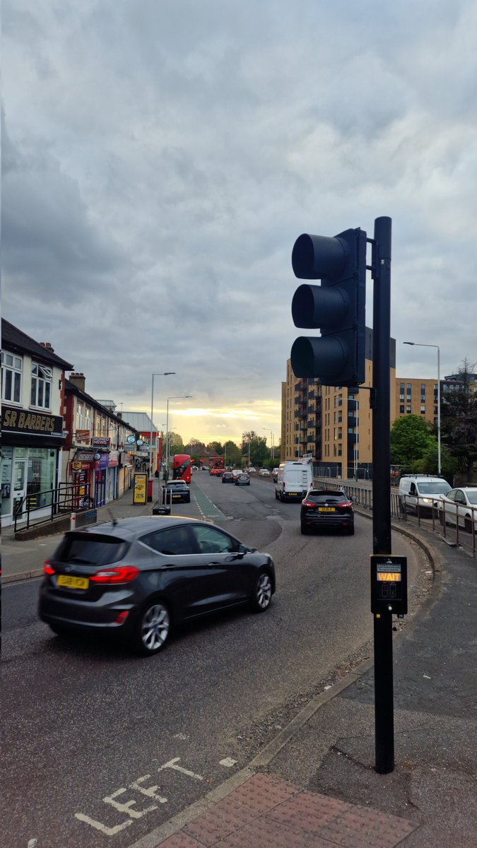 Hylands SNT on cycle patrol in Hornchurch Road into Roneo Corner Pcso 7125 EA @essex_crime @LBofHavering @MPSHavering