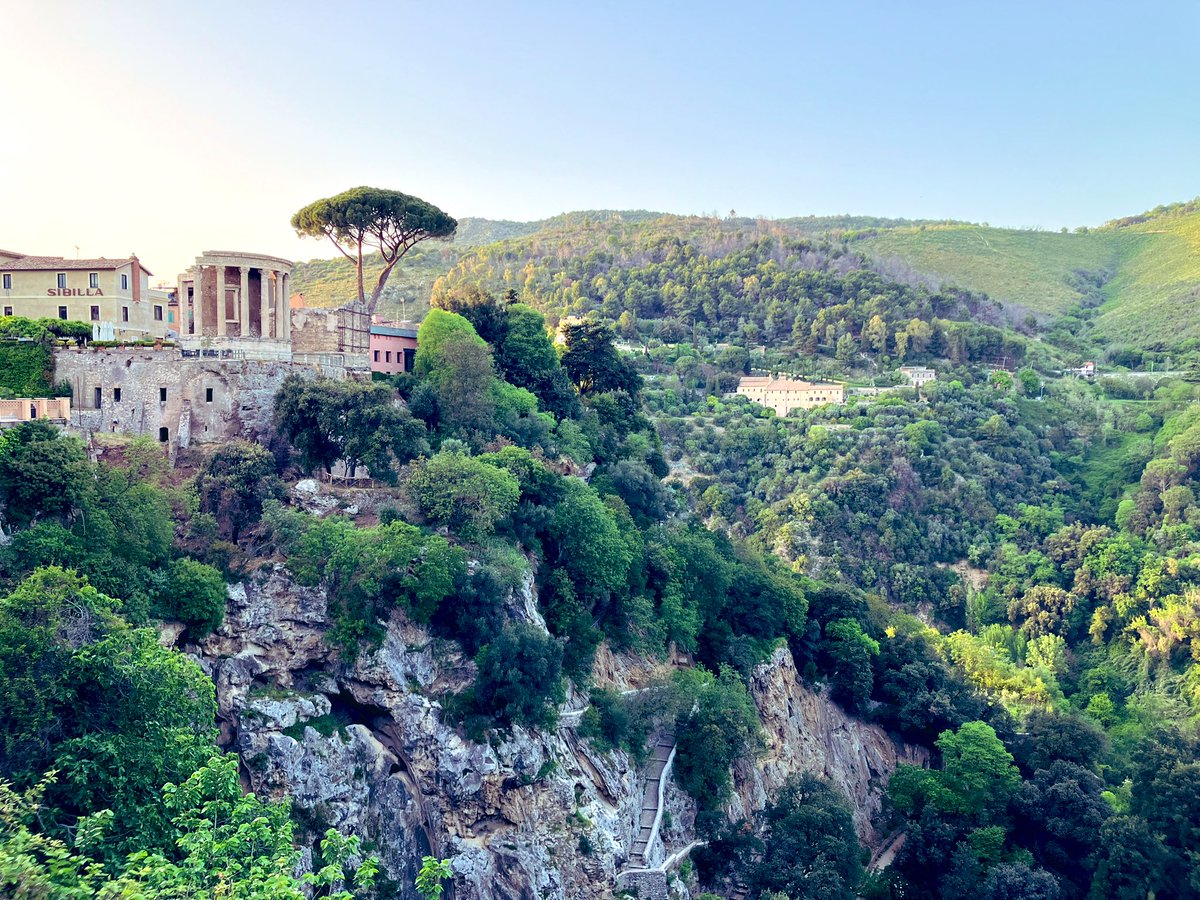 The ridiculously wonderful Roman villa turned monastery of San Antonio, #Tivoli. Reputedly the home of Horace himself, later the Franciscans & now rentable through @LandmarkTrust. A real chore to visit as you can imagine. #rome