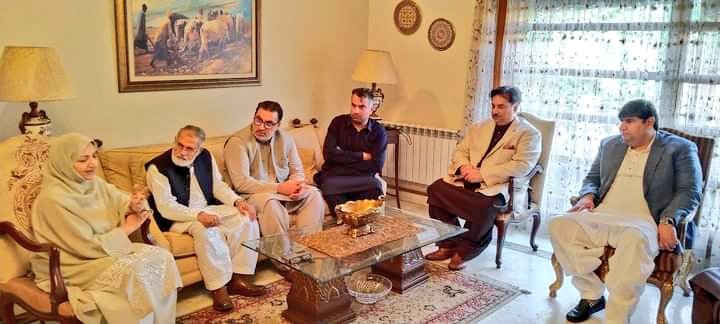 کولو تارڑ، ضلع حافظ آباد جا کر بہن سائرہ افضل تارڑ سے ان کے مرحوم والد افضل حسین تارڑ کے لئے فاتحہ کہی