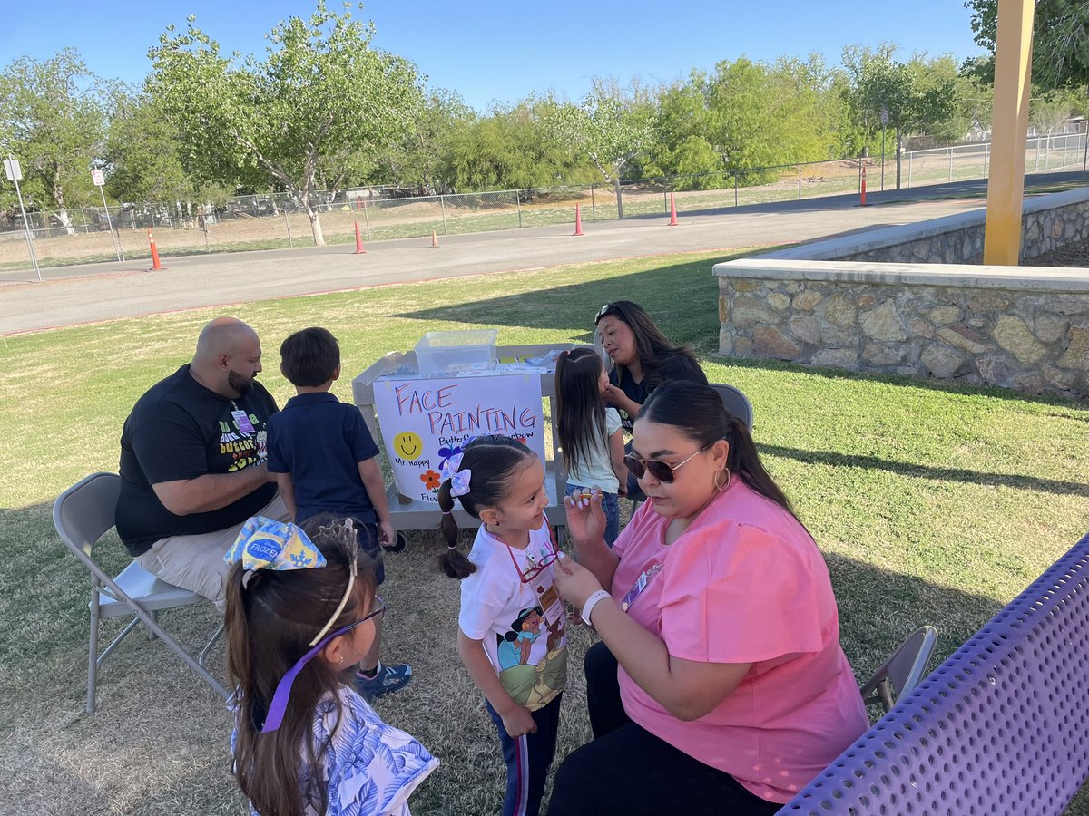 Our wonderful volunteers are out here early helping with our Diá de los niños celebration! No one does it “butter” than YPK volunteers! 🎉🍿❤️💙 @nlsierra1 @YsletaPreK @YISDVolunteers @MSuizette