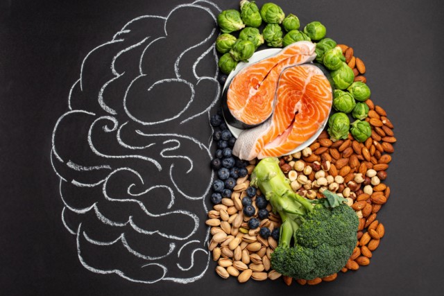 'Majority of studies indicated that the MIND diet reduces the risk of all-cause #dementia and #Alzheimers disease,” according to #AdvNutr review. Authors caution that findings 'do not conclusively prove the benefits of the MIND diet for #BrainAging.' ow.ly/oanX50Rsy60