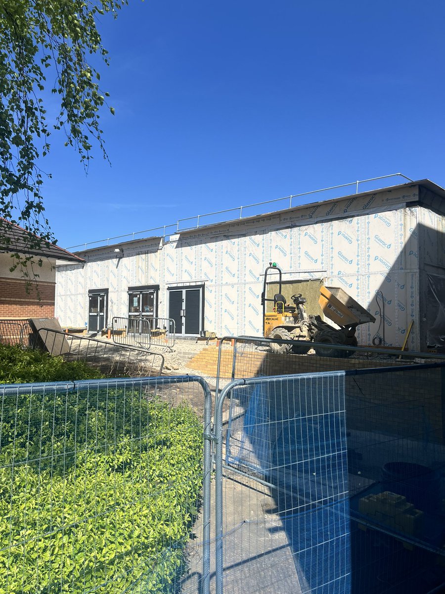 Blue skies and building work… the dream set up ✨ site looking super tidy and all systems go with lots of contractors about today 🏥⚒️🧱