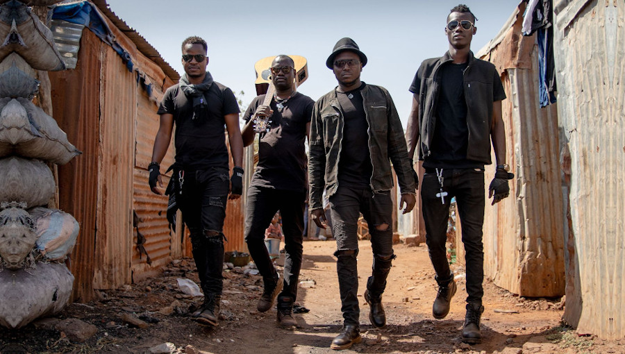#People #Musique
En 2012, #Songhoy_Blues a dû abandonner Tombouctou pour s'installer à Bamako. Le groupe est présenté dans le documentaire, «They Will Have To Kill Us First», basé sur la lutte pour maintenir la musique vivante au Mali après l'arrivé des djihadistes...