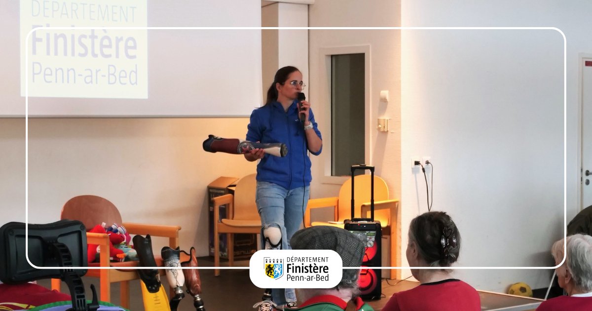 🏅 Katell Alençon, championne paralympique de #cyclisme, a partagé son expérience d’athlète en préparation pour les #JOP2024 avec les résidents de l'Ehpad An Elorn à Landerneau. 🤝 L’établissement participe au programme VéloGym+ autonomie, soutenu par le Département, qui vise à…