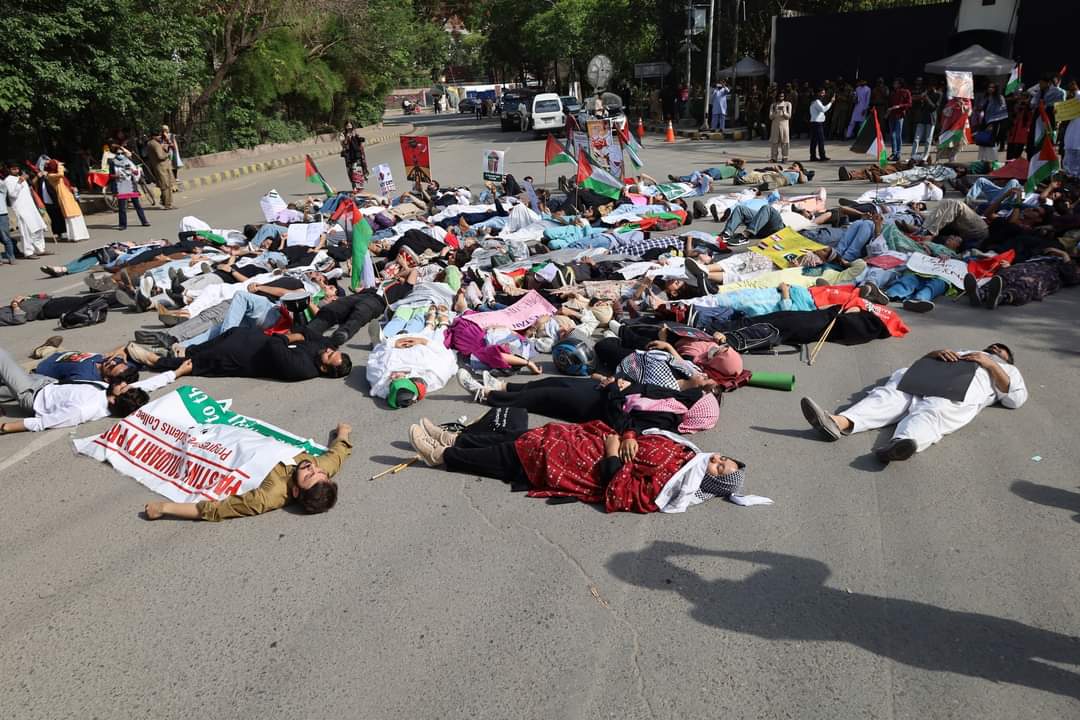 PSC organized a powerful Palestine Solidarity Protest Infront of US Consulate, Lahore. We opposed the US funding of Israel resulting into the worst genocide of Palestinians. Free Palestine 🚩 #PalestineSolidarityProtest #Psc