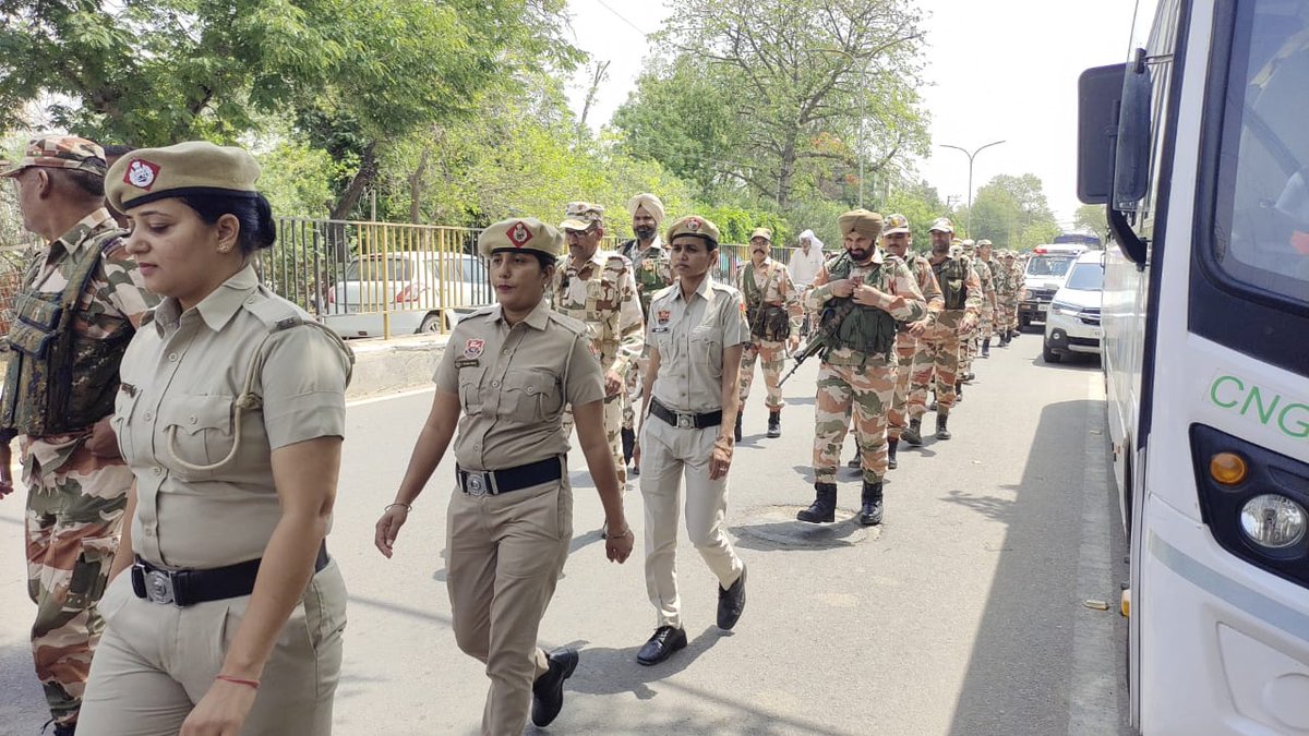 जिला पुलिस व पैरा मिलिट्री फोर्स ने मिलकर शहर जीन्द के एरिया में फ्लैग मार्च किया गया है जिससे लोग भयमुक्त होकर शांतिपूर्वक मतदान कर सकें। फ्लैग मार्च में जिला पुलिस और पैरामिलिट्री फोर्स के करीब 120 जवान मौजूद रहे। @police_haryana @HisarRange @ECISVEEP