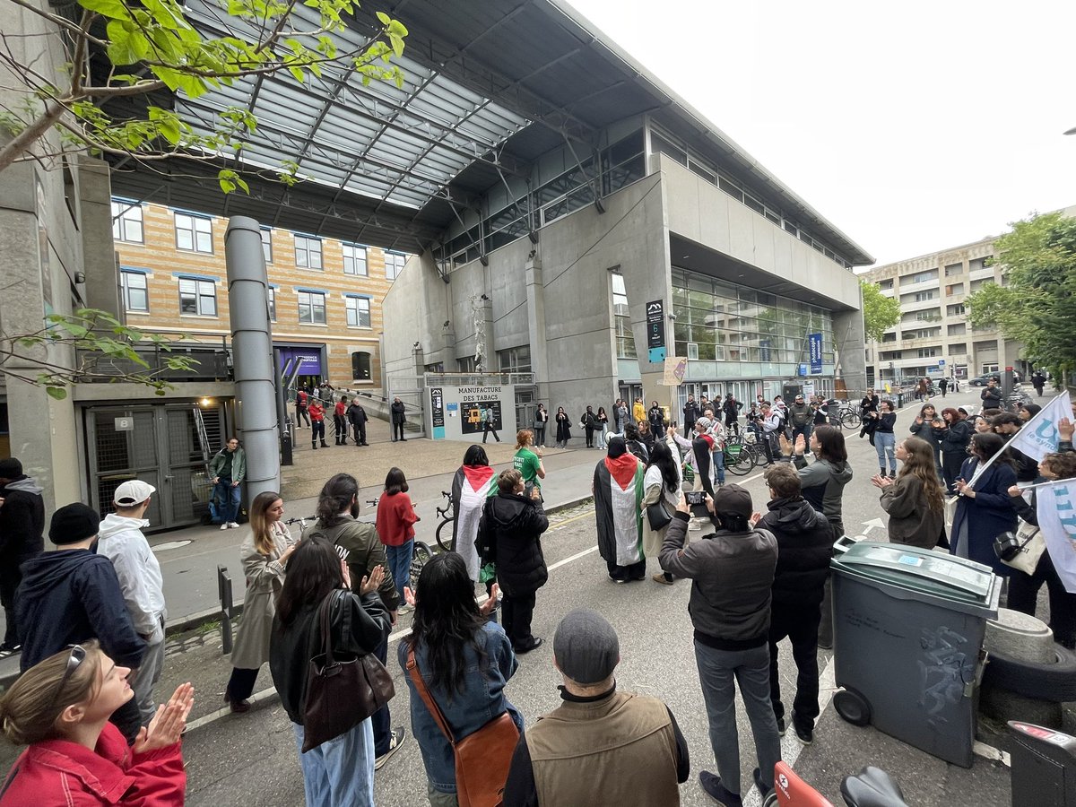 bisson_marin's tweet photo. 🔴 EN DIRECT : Rassemblement devant l’@UJML Lyon 3 en soutien au peuple de Gaza, sous les bombes depuis maintenant des mois, et qui a déjà perdu plus de 40 000 de ses habitant•es. Des revendications simples : reconnaissance, cessez-le-feu immédiat. https://t.co/48R8WiKYw6