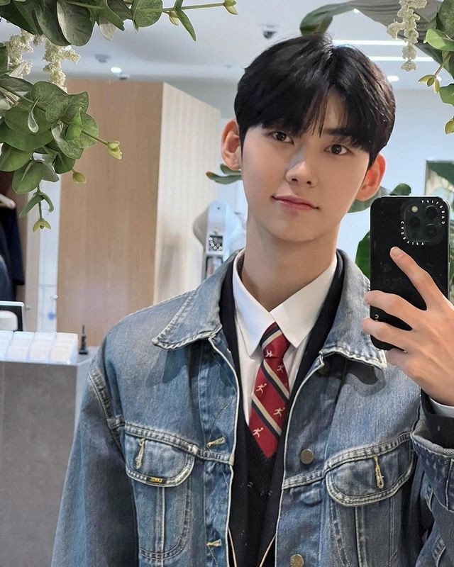 UpdateKBoys's tweet photo. 🎉🎂 Hoje, o Lim Junseo (ex-Boys Planet), está completando 19 anos. Parabéns! 

Nós desejamos um feliz aniversário, muita saúde e sucesso em sua carreira! 🥳✨

HAPPY LIM JUNSEO DAY
#HAPPYLIMJUNSEODAY
#BOYSPLANET
#LIMJUNSEO #임준서 https://t.co/z0EHpb08BQ