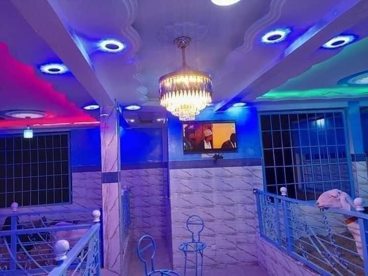 Unbelievable but true 😶! A rich Senegalese billionaire installs his sheep in a real house with fan, air conditioning, LED light, motion detectors, camera and to complete all this they have a Canal + subscription! We will have seen everything in Africa 😅😅