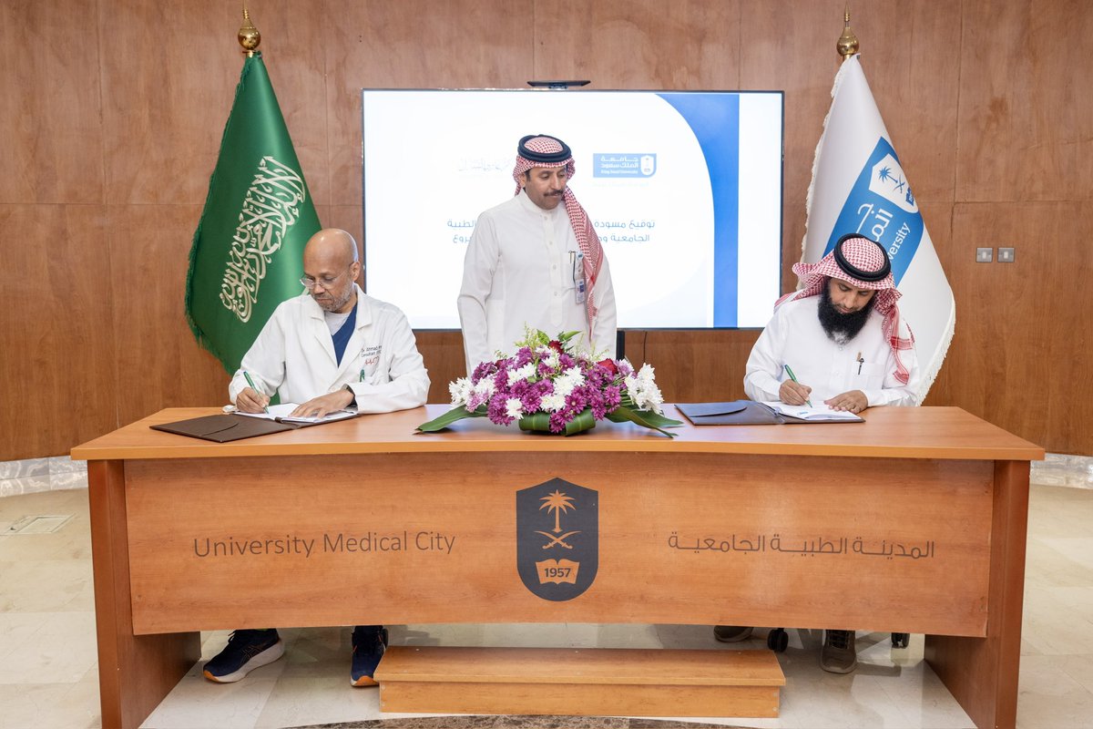 ksumedicalcity's tweet photo. 📸| توقيع ✍🏻

المدير العام التنفيذي لـ #المدينة_الطبية_الجامعية بـ #جامعة_الملك_سعود  أ.د.أحمد الهرسي يوقِّع مذكِّرة تعاون مع المدير التنفيذي لجمعية إكرام عابري السبيل @MakaremOrg أ. مسفر القحطاني 

المُذكِّرة اشتملت على تقديم مشاريع نوعية وتنفيذ مبادرات تطوعية تحقق الأهداف المشتركة بين الطرفين منها مبادرة سقيا الماء ووجبات تفطير الصائمين وأخرى متنوعة.