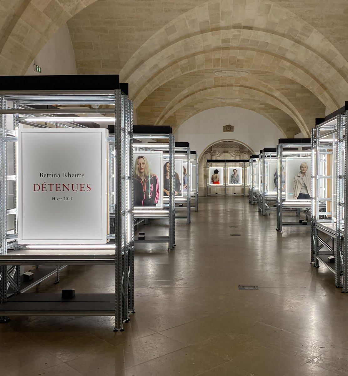 🟦#Exposition 'Détenues' de Bettina Rheims organisée par le #madd_bordeaux 🟥Visible jusqu'au 12 mai 📍Salle capitulaire Mably #Bordeaux madd-bordeaux.fr/expositions/de… 🟦