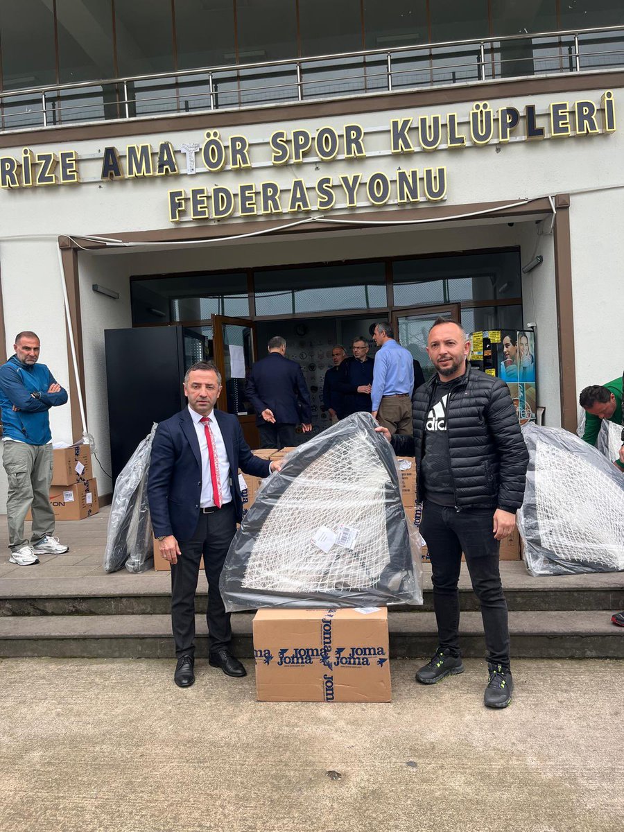 Türkiye Futbol Federasyonu FUTBOL GELİŞİM PROJESİ '' Dersimiz Futbol ''projesi kapsamında 16 ilde gerçekleştirilen spor malzemesi dağıtım töreninin Rize ayağı hayata geçti.